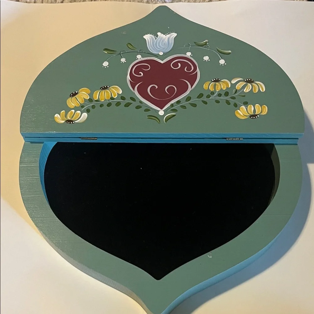 Heart-Shaped Wooden Handpainted Green Floral Velvet-lined Box - Picture 2 of 7
